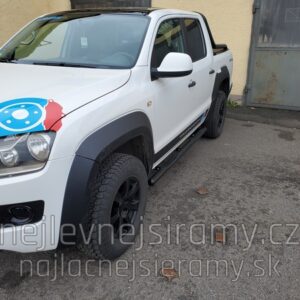 Boční ochranné nerezové nášlapy trubky černé s plastovými prolisy pro VW Amarok 2010>2015> (TA)