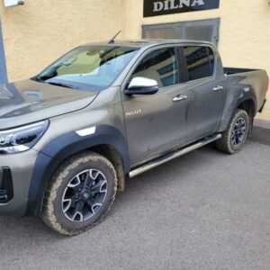 Boční ochranné nerezové nášlapy trubky s prolisy pro Toyota Hilux 2021> (TA)