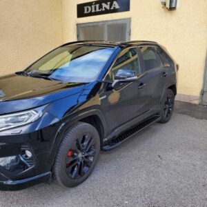 Boční ploché černé nášlapy aluminium plast pro Toyota Rav 4 Hybrid (TA)