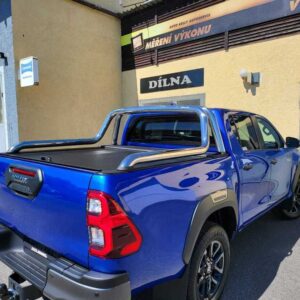 Hliníková roleta na korbu s velkým nerezovým a černým rámem pro Toyota Hilux 2021> (TA)