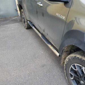 Boční ochranné nerezové nášlapy trubky s prolisy pro Toyota Hilux (TA)