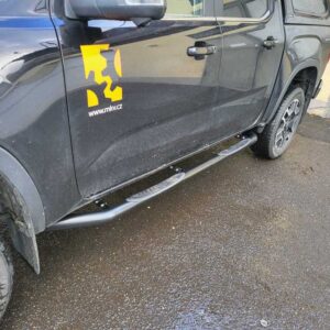 Boční ochranné nerezové nášlapy trubky s prolisy černé pro Mitsubishi L200 (TA)