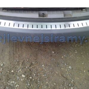 Zadní ochranný nerezový profilovaný kryt prahu pátých dveří pro Volkswagen Caddy