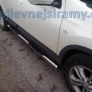 Boční ochranné nerezové nášlapy s plastovými prolisy - tyč pro Nissan Qashqai 2010-